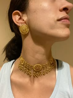 Traditional Antique Gold Jewellery, Gold Choker Set Designs, Heavy Gold Sets Jewelry Indian Design, Vintage Gold Jewelry Indian, Gold Sets Jewelry Indian Design Simple, Bridal Gold Jewellery Indian, Gold Pendent Set Indian, Bridal Sets Indian Wedding Jewelry, Indian Jewelry Sets Gold