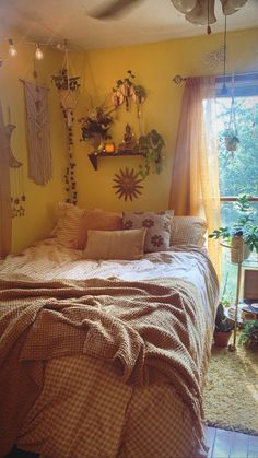 #cozy #bedroom #roomdecoration #art #aesthetic #thrifted #bedroomideas Relaxed Maximalism Bedroom, 70s Dorm Room Ideas, Bedroom Inspirations Maximalist, Minimalist Hippie Bedroom, Yellow Room Ideas, 60s Bedroom Aesthetic, 70s Bedroom Aesthetic, 70's Bedroom, Thrifted Bedroom