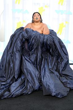 A photo of Lizzo in a navy blue dress. Vmas Red Carpet, Navy Gown, Tony Awards, Couture Gowns, Red Carpet Looks, Red Carpet Fashion, The Red Carpet, Mtv