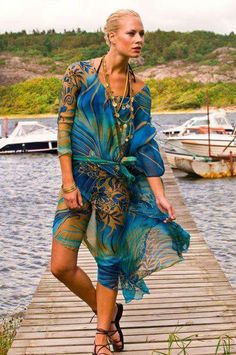 . Cruise Fashion, Kaftan Style, Resort Fashion, Silk Kaftan, Painted Silk, Maxi Styles, Silk Painting, Global Fashion, Kimonos