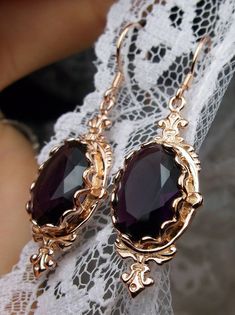 Boucles d'oreilles imitation améthyste violette Conception d'épingle # E18 Fait sur mesure Il s'agit de reproductions de boucles d'oreilles de style victorien en argent sterling plaqué or rose avec des pierres précieuses d'améthyste pourpre simulées impeccables. Chaque magnifique pierre précieuse de 6 carats mesure 14 mm de long (9/16e po.) et 10 mm de large (3/8e po.). Les boucles d'oreilles mesurent 1 3/4 pouce de long. Remarquez la belle fleur de lys en bas et en haut du cadre. Ces jolies boucles d'oreilles ont été réalisées à partir d'une broche florale victorienne antique. Un coffret cadeau est inclus et tous les articles sont expédiés dans la boîte pour plus de sécurité. N'hésitez pas à poser des questions et merci d'avoir regardé mes articles en gros. Prix de vente suggéré : 199,99 Purple Amethyst Earrings, Pirate Adventure, Purple Gems, Pin Design, Floral Brooch, Filigree Earrings, Antique Earrings, Victorian Jewelry, Amethyst Earrings