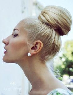 High Updo, Blonde High, High Bun Hairstyles, 1940s Dresses, Girls High, Hairstyles Ideas, Platinum Blonde, Pretty Makeup