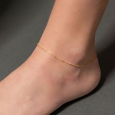 Anklet Bracelet Gold, Dainty Gold Anklet, Gold Anklet Aesthetic, Gold Anklets Indian Simple, Anklet Jewelry Gold, Gold Anklet Designs, Simple Gold Anklet, Delicate Anklets, Gold Ankle Bracelets