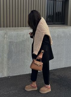 Vinter Mode Outfits, Slippers Outfit, Rok Outfit, Uggs Outfit, Outfit Inspo Fall