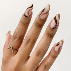 When it comes to fall nails, you realize that the change of seasons affects not only your closet but also your manicure. The weather change, new fall nail designs are born and old ones are Fall Nail Looks, Oval Fall Nails, Cute Nails For Fall Short, Simple Nail Designs For Fall, Simple Fall Nail Art Designs, Simple Fall Nail Art, Simple Fall Nail Ideas, Nails Ideas Fall, Fall Nail Idea