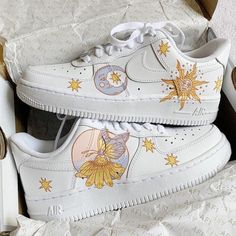 The perfect gift for friends, family, that special someone, or yourself ✨ - Exactly as shown in the pictures. - Brand New & Authentic. 💯 - Hand Painted with attention to detail. 👨‍🎨 - Waterproof and Flexible. ❤️ - Unisex model. Please refer to the Size Chart. - Free Worldwide Shipping. ✈︎ Howl Moving Castle, Painted Shoes Diy, Painted Sneakers, Air Force 1 Custom, Personalized Shoes, Custom Air Force 1