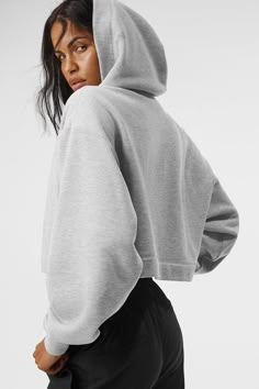 A cute and comfy counterpart to your high-waisted favorites, the Bae Hoodie has a relaxed fit, long scrunchable sleeves, ribbed cuffs and a slightly cropped ribbed hem that highlights the natural waist. The pocketless design is streamlined and bulk-free, and the French terry is an absolute pleasure to pull on: smooth on outside and fleecy on the inside. Hoodie Brands, Back Women, Yoga Tops, Sweaters Knitwear, Grey Women, Alo Yoga, Yoga Women, Cropped Hoodie, Outerwear Women