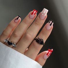 Get ready to give your manicure a spook-tacular upgrade with these 40 spooky and chic aesthetic Halloween nails designs. From aesthetic short Halloween nails to aesthetic acrylic Halloween nails there is a simple nail art design for every taste Fun Halloween Nails, Spooky Nail, Pumpkin Nail, Vampire Nails, Black Halloween Nails, Horror Nails, Holloween Nails, Halloween Acrylic, Halloween Nails Easy