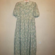 This Vintage Laura Ashley Dress Is A Charming Addition To Any Wardrobe. The Dress Features A Beautiful Green Color And Is Made Of High-Quality Cotton Material. The Dress Is Designed With A Prairie Style And Features An Ethnic/Peasant Look, Making It Perfect For Any Occasion. The Dress Is A Size M And Has A Regular Fit. The Chest Size Is 34 Inches, And The Waist Size Is 30 Inches. The Dress Has An Open Hip Size And A Shoulder To Hem Length Of 47 Inches. The Dress Is From The 1980s And Was Made In Laura Ashley Prairie Dress, Lace Cottagecore, Laura Ashley Dresses, Laura Ashley Vintage, Vintage Laura Ashley, Laura Ashley Dress, Prairie Style, Prairie Dress, Laura Ashley