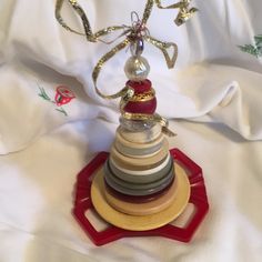 an ornament is stacked on top of each other in the shape of a christmas tree