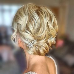 Neck Length Hair, Mother Of The Groom Hairstyles, Updos For Short Hair, Medium Length Updo, Short Hair Up, Short Hair Bun, Mother Of The Bride Hair, Hair Adviser, Chin Length Hair