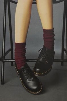 Grunge Doc Martens, Doctor Martens, 1990 Style, Martens Style, Black Oxford Shoes, Black Grunge, Stylish Socks, Clothes Black, Black Oxfords