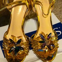 Nwt Venus One Of A Kind Handmade Gold Plated Open Toe Heels With Shiny Crystal Flowers. Buckle Closure. Approximately 5” Heel. Teamed Up In 2019. Like Betsey Johnson Like Materials. Shines In Sun. Comfortable But Needed A Bigger Size. Jelly Like Material. Starting To Be Back On The Runway Comfortable Gold Heels, Unique Heels Fashion, Cool Heels, Sun Shoes, Tan High Heels, Unique Heels, Crystal Flowers, Fashion Shoes Heels, Colorful Heels