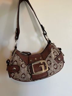 Gorgeous y2k guess shoulder bag in mint condition. Insignia fabric and PPU ostrich leather, high quality stainless steel hardware 90s Designer Bags, Vintage Bags Designer, Cute Leather Bag, Pink And Brown Clothes, Vintage Bags Aesthetic, Vintage Guess Bag, Guess Bags Aesthetic, Guess Vintage Bag, Vintage Hand Bags