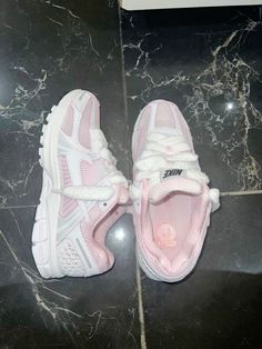 #pinterest #nikezoomvomero #shoes #pink Shoes Storage Ideas, Best Shoes For Women, Women Tips, Vomero 5, Dr Shoes, Trendy Shoes Sneakers, Kicks Shoes