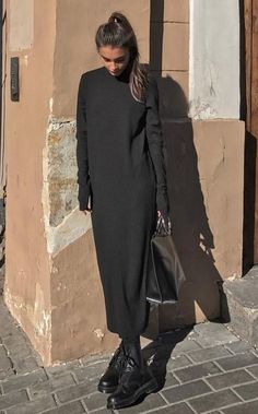 Beste Knit dresses for winter Outfit Black Dress Outfit Winter, Winter Outfit Street Style, Dresses For Winter, Mode Ab 50, Winter Basics, Outfit Street Style, Emmys Red Carpet, Knit Dresses