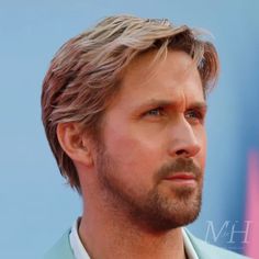 Ryan Gosling: Highlighted Softly Textured Hairstyle | Man For Himself Hairstyle Man, Warm Blonde Highlights, Long Face Shapes, Point Cut, Long Face, Warm Blonde, Texturizing Spray, Long Faces