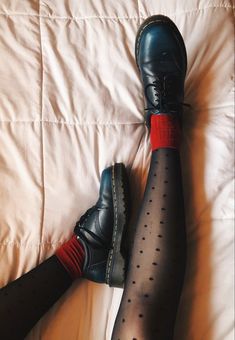 2023 French Street Style, Dress Like An Artist Outfits, Aesthetic Fall Shoes, Dr Martens Aesthetic Grunge, Docs And Socks, Dr Martens Socks, Doc Shoes Outfits, How To Style Doc Martens Fall, Outfits With Oxfords Women