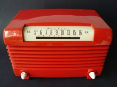 an old fashioned radio sitting on top of a table