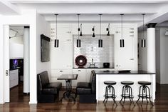 Hudson Loft Loft Kitchen Design, Catch Restaurant, Coin Banquette, White Kitchen Floor, Restaurant Nyc, Kitchen Colour Combination, Best Kitchen Colors, Black White Kitchen, Black Counters