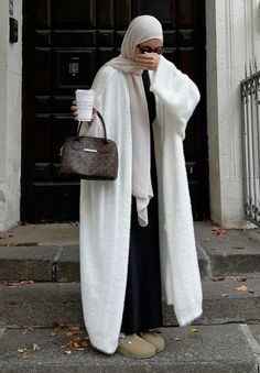 Abaya For College, Winter Abaya Outfits, Winter Hijab, Muslimah Fashion Casual, Modest Girly Outfits