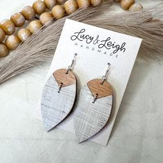 Diese handgefertigten minimalistischen Boho-Ohrringe bestehen aus einem handgeschnittenen, 1,5 cm langen Blütenblatt aus Leder oder Kork mit Lederrücken, das an einem Holzfächer befestigt ist. Gesamtlänge: Ca. 3 cm Lieben Sie den Stil, aber nicht das Muster? Schauen Sie sich unsere anderen Bradis an: https://www.etsy.com/shop/lucyandleigh/?section_id=35223129 Da unsere Ohrringe mit Liebe von Hand geschnitten und montiert werden, können Sie leichte Unregelmäßigkeiten in unseren Ohrringen sehen. D Plaid Earrings, Wooden Fan, Leather And Wood, Boho Chic Earrings, Beige Plaid, Anniversary Gift For Wife, Chic Earrings, 5th Anniversary, Anniversary Gifts For Wife