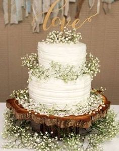 This is the best collection of rustic wedding ideas, featuring rustic wedding centerpieces, rustic wedding cakes,rustic wedding decor, DIY wedding signs and much more! These are all DIY rustic wedding ideas so you can plan the perfect wedding on a budget. Diy Wedding Cake Table, Barn Wedding Ideas, Wedding Ideas On A Budget