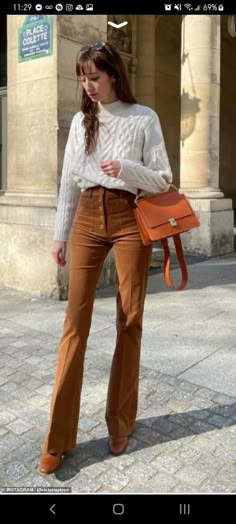 Brown Corduroy Pants Outfit Women, Corduroy Flares Outfit, Corduroy Pants Outfit Women, Brown Corduroy Pants Outfit, Outfit Marron, Flat Outfits, Flares Outfit, Fall Wedding Guest Outfit, Winter Office Wear