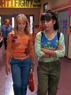 90s Fashion Middle School, 2000 Middle School Outfits, 2000s Middle School Fashion, 90s Middle School Outfits, 2000s Nostalgia Clothes, Miranda Sanchez Outfits, Early 2000s Disney Channel Fashion, Lizzie Mcguire Style, Miranda Lizzie Mcguire Outfit