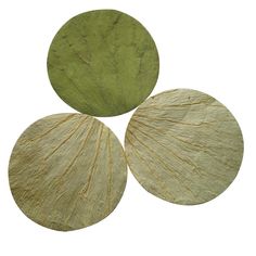 three green leaves are arranged in the shape of four circles on a white background,