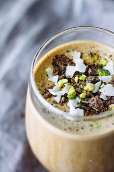 Mocha smoothie in a glass. Coffee Breakfast Smoothie, Coffee Smoothie Recipes, Energizing Breakfast, Quotes Coffee, Smoothie Prep, Coffee Smoothie, Mocha Coffee, Breakfast Drink, Coffee Breakfast