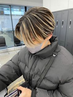 Boys Hair Highlights, Men Hair Color Highlights, Boys Dyed Hair, Mens Haircuts Straight Hair, Boys Colored Hair, Men Blonde Hair, Dyed Hair Men, Color Rubio, Asian Haircut