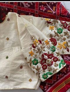 Patola Saree With White Blouse, White Blouse Designs For Saree Hand Work, White Maggam Work Blouse, White Blouse Embroidery Designs, Off White Blouse Designs Work, Latest Computer Embroidery Designs