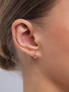 Small Ring Earrings Gold, Simple Gold Earrings For Women, Small Gold Earrings Designs, Gold Hoop Earrings Aesthetic, Aesthetic Gold Earrings, Minimal Gold Earrings, Classical Jewelry, Minimalist Accessories Jewellery, Gold Small Hoop Earrings