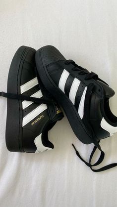 All Star Adidas, Super Star Adidas, Adidas Black Shoes, Black Adidas Superstar, Adidas Shoes Black, Black Superstars, Superstars Adidas, Adidas All Star, Adidas Superstar Outfit