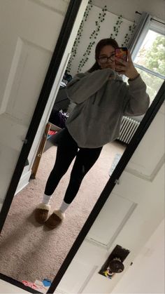 Ugg’s Slippers Outfit, Leggings And Slippers Outfit, Chill Outfits Leggings, Comfy Game Night Outfit, Legging Hoodie Outfit, Uggs And Legging, Casual School Outfits Dress Code, Chill Leggings Outfit, Cute Outfits With Slippers