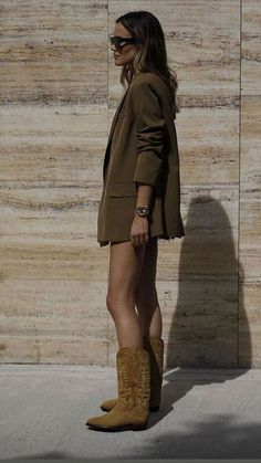 Fall 2022 Shoe Trends, Fall 2022 Shoe, Brown Cowgirl Boots Outfit, Cowboy Boots Outfit Fall, How To Wear Cowboy Boots, Cowboy Boots Street Style, Cute Cowboy Boots, Suede Boots Outfit, Western Boot Outfit