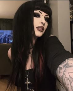 Tattoos Deftones, Goth Makeup Inspiration, Gothic Haircuts, Hot Goth Makeup, Goth Mommies, Goth Haircuts, Goth Aesthetic Makeup, Goth Girl Makeup, Goth Haircut