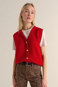 Red Constant vest - Balzac Paris Styling Gilet Women, Red Knitted Vest Outfit, Red Fall Outfits Women, Red Knit Vest Outfit, Women Outfits 2024, Colorful Vest Outfit, Cool Office Outfits, Red Sweater Vest Outfit, Red Vest Outfits For Women