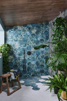 Ca' Pietra x Clarissa Hulse kitchen Tropical Tile Bathroom, Ca Pietra Tiles, Lagoon Bathroom, Baie Vintage, Shower Area, Drawing Room Decor, Dream House Decor