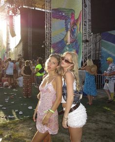 Summer Festival Outfit Ideas Coachella, Ziplining Outfit Summer, Coachella Photo Ideas, Music Festival Photo Ideas, Music Festival Picture Ideas, Spilt Milk Festival Outfit, Festival Poses Ideas, Festival Outfits Pink, Austin City Limits Festival Outfits