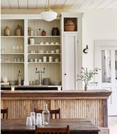 the kitchen is clean and ready to be used for dinner or lunchtime, with plenty of counter space