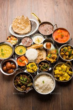 Indian Thali Dishes, North Indian Thali Vegetarian, Vegetarian Food Indian, Thali Indian Food, Good Food Indian, Indian Cusine Aesthetic, Good Indian Food, Indian Traditional Food Photography, Indian Foods Vegetarian