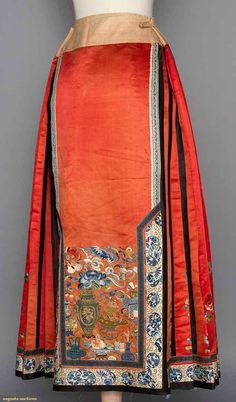 12th Century Fashion, Ming Dynasty Clothing, Augusta Auctions, Chic Over 50, Chinese Embroidery, Chinese Traditional Clothing, Historic Clothing, Folk Dresses