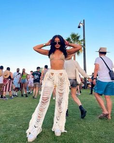 Rate This Festival Outfits From ⭐1~10. SAVE&FOLLOW i will update everyweek. White Rave Outfits, Beach Festival Outfit, Rave Outfits Women, Coachella Looks, Simple White Dress, Festival Outfits Rave, Look Festival