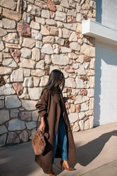 Brown Trench Coat Outfit, Brown Coat Outfit, Sheryl Luke, Walk In Wonderland, Brown Trench Coat, Sweater Jeans, Trench Coat Outfit, Fall Attire, Bag Outfit