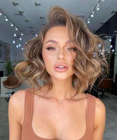 Easy Wedding Guest Hairstyles, Short Wavy Haircuts, Short Hair Waves, Balayage Blond, Wavy Haircuts, Peinados Fáciles Para Cabello Corto, Make Up Inspiration