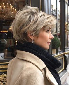 Layers Tutorial, Butterfly Bob, Short Choppy Bobs, Kort Bob, Easy Butterfly, Hair Dye Ideas, Short Silver Hair, Short Hair Images