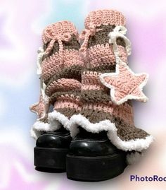 a pair of crocheted boots with stars on them