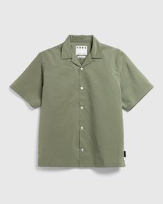 100% nylon Short-sleeve Camp collar Smoked mother of pearl buttons Woven HS05 flag at seam Green Button Up, Short Sleeve Flannel, Book Outfits, Green Flannel, Short Loungewear, Layered Shirts, Band Photos, Mens Winter Fashion, Street Wear Urban